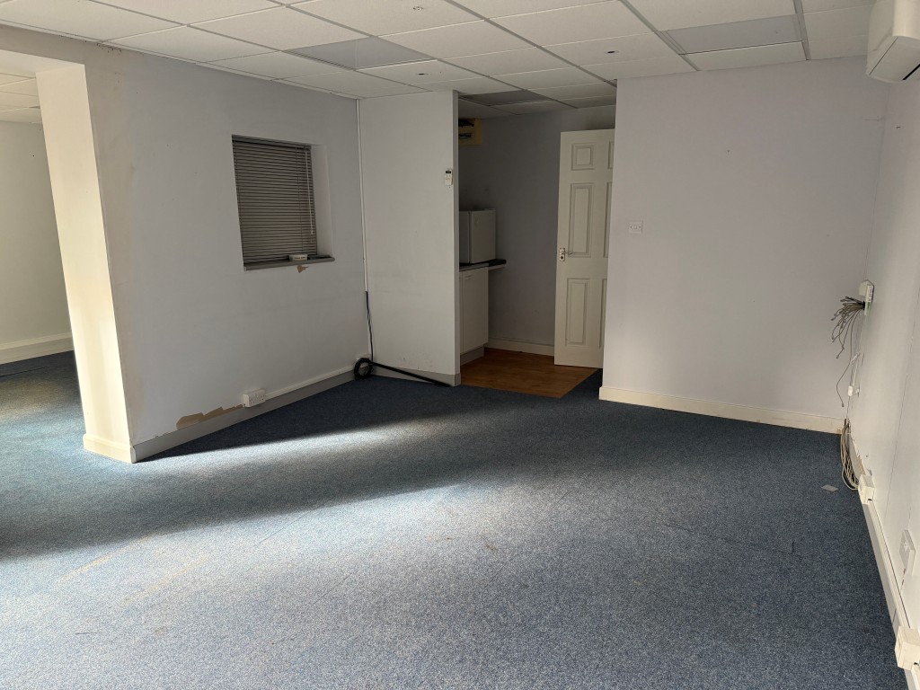 Lot: 11 - DETACHED PROPERTY ARRANGED AS OFFICES AND GARAGES WITH POTENTIAL - Separate office suite rear 6